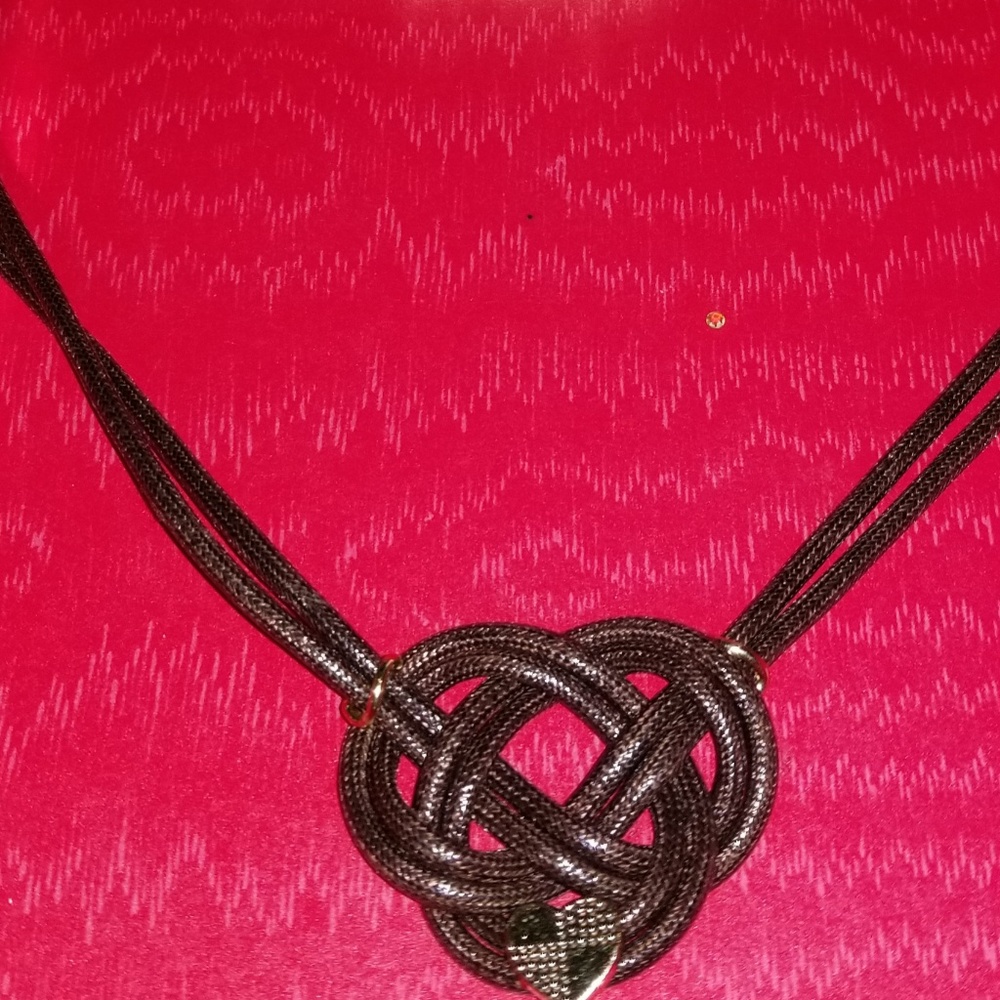 Leather necklace with elegant nod